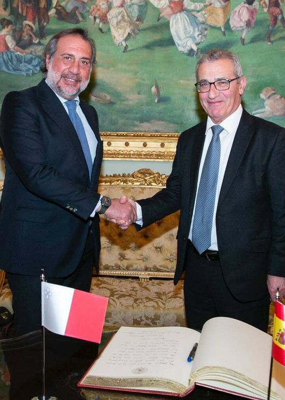 Ángel Asensio, con el ministro de Asuntos Exteriores y Europeos de Malta, Evarist Bartolo. (Julia Robles)