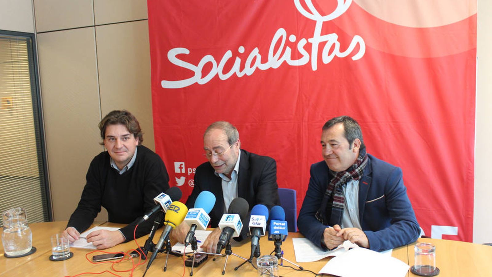 Foto: Manuel Robles, en el centro, exalcalde socialista de Fuenlabrada.