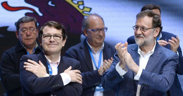 Foto: Alfonso Fernández Mañueco y Mariano Rajoy, durante el Congreso del PPCyL celebrado en sábado en Valladolid. (EFE)