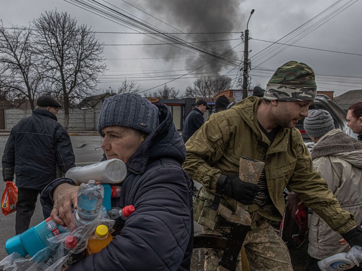 Foto: na mujer recibe agua y productos de higiene distribuidos por el ejército ucraniano a residentes locales en la ciudad de Irpin. (EFE)