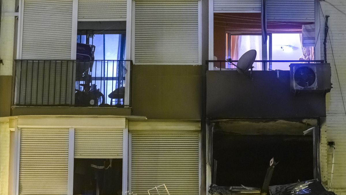 Un hombre escala por la fachada de un edificio para rescatar a dos niños de un incendio en Sevilla
