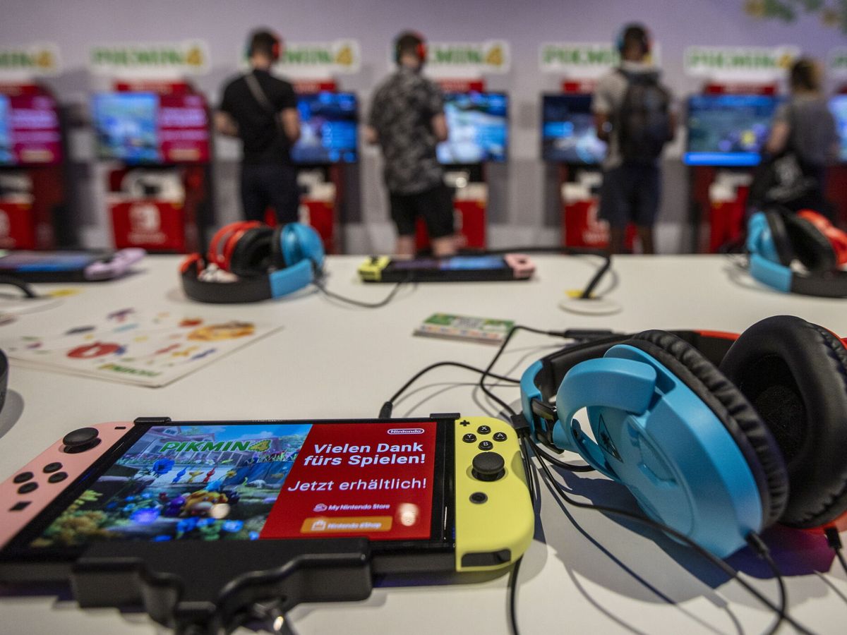 Foto: Varios 'gamers' juegan con la Nintendo Switch. (EFE)