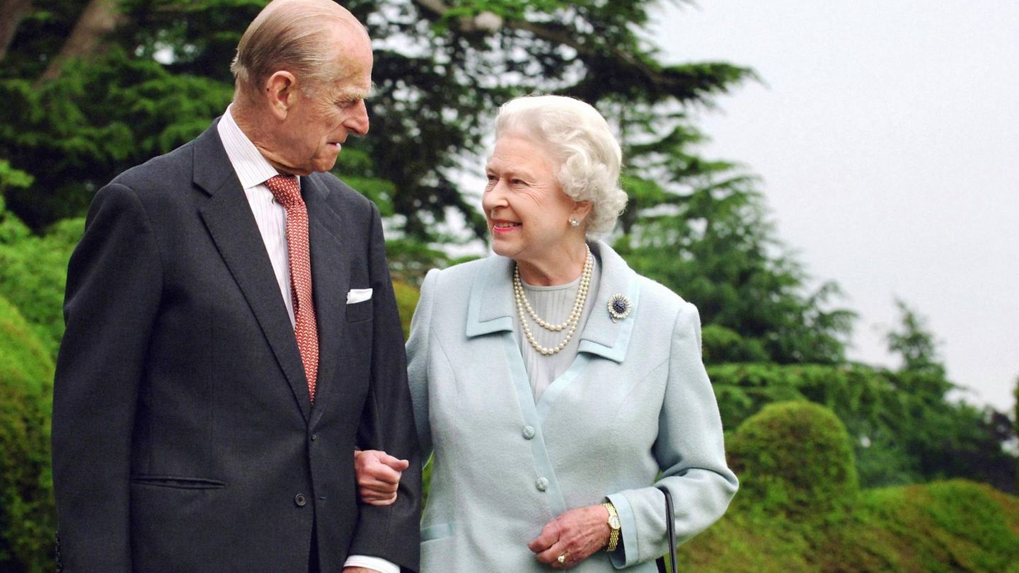 La reina Isabel y el duque de Edimburgo, en su 60º aniversario de boda. (Cordon Press)