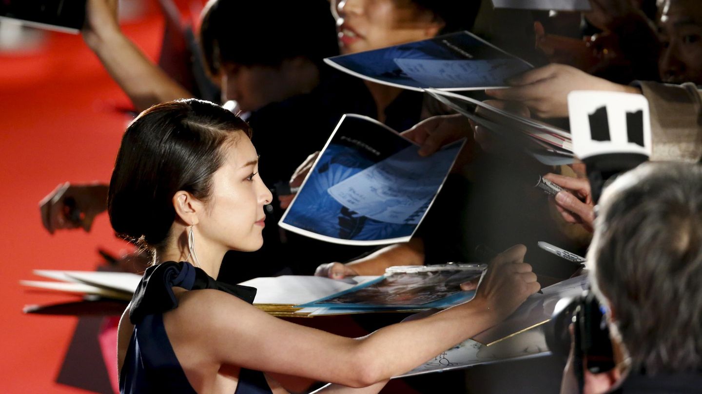 La actriz Yuko Takeuchi firman autógrafos en el Festival de cine de Japón (REUTERS)