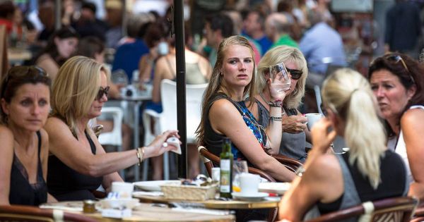 Foto: Una terraza llena de clientes en un bar. (EFE)