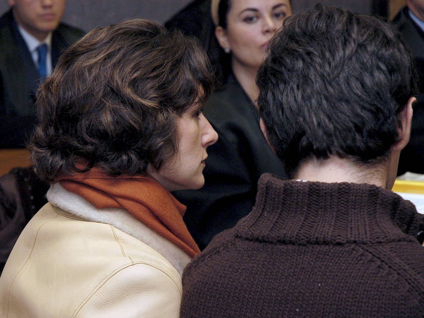 Telma Ortiz, junto a su ex Enrique Martín-Llop, en Toledo, en la vista por su demanda contra más de 50 medios de comunicación. (EFE)
