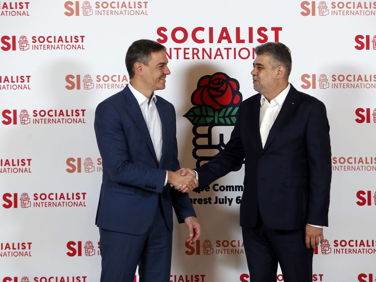 Foto: Pedro Sánchez y el primer ministro rumano, Marcel Ciolacu, en Bucarest. (EFE/Bogdan Cristel)