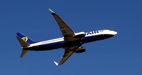Foto: Un Boeing 737 de Ryanair sobre el cielo. (Reuters) 