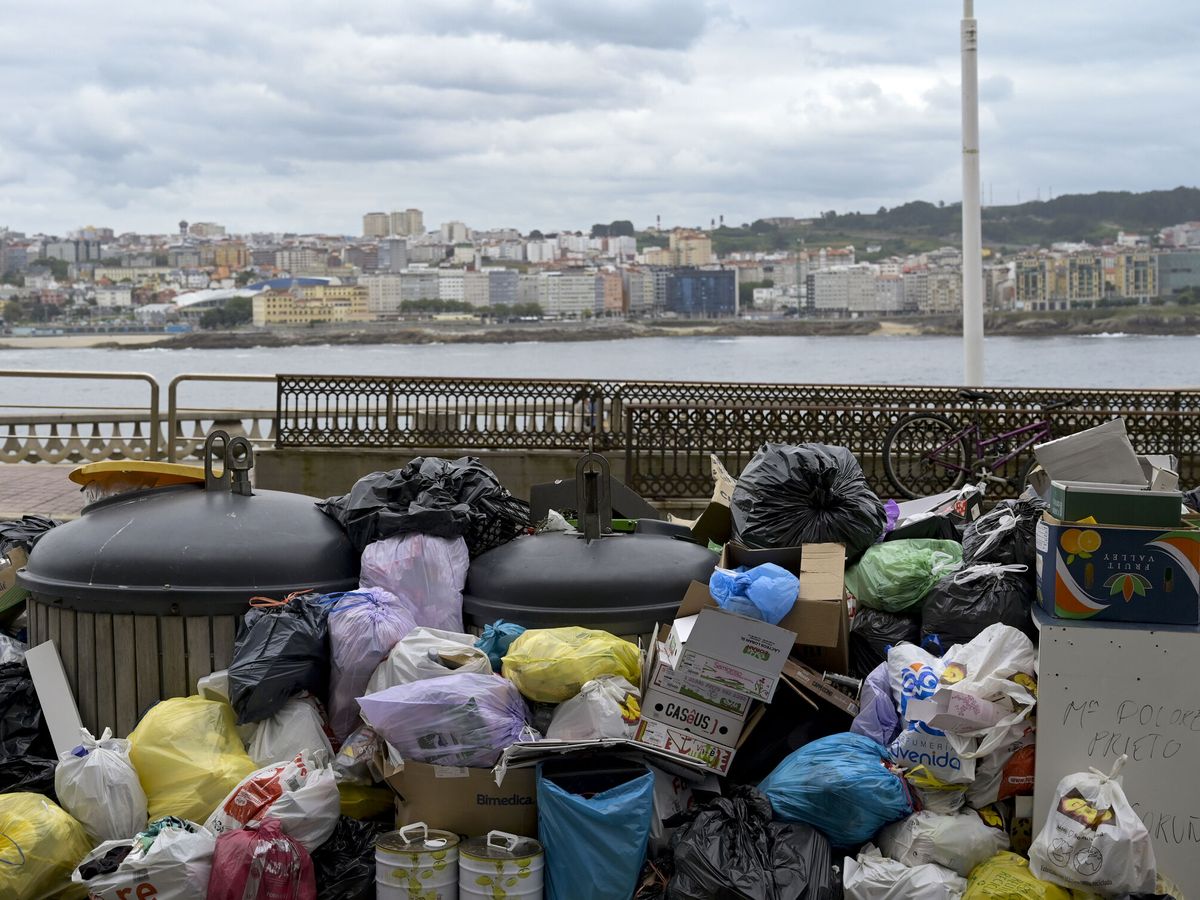 Foto: La huelga de basura en A Coruña. (EP/M. Dylan)