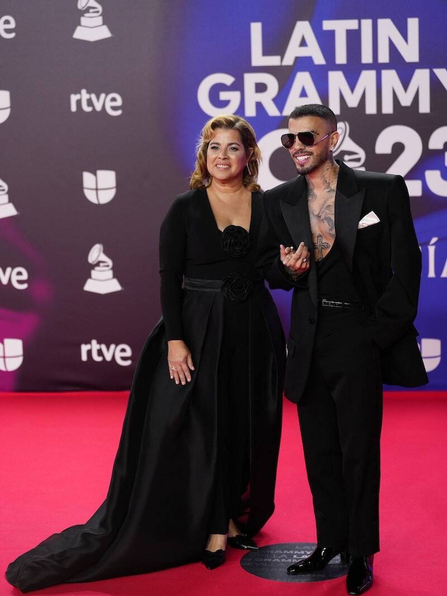 Rauw Alejandro posa con su madre en los Latin Grammy. (EFE)