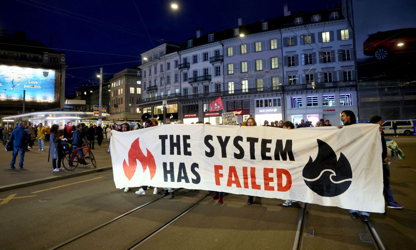 Manifestación en Suiza por la venta de Credit Suisse a UBS. (Reuters/Denis Balibouse)