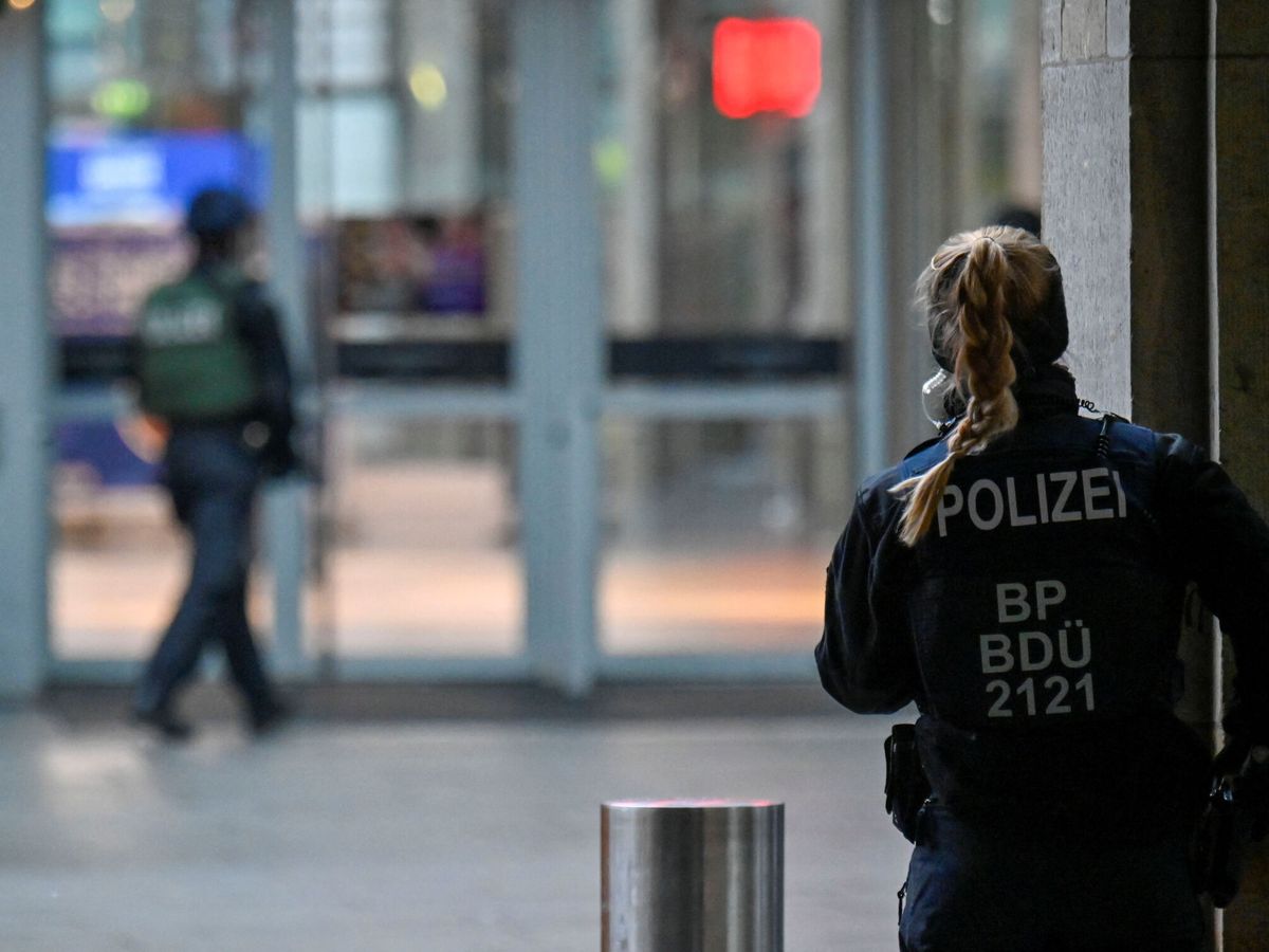 Foto: Agentes de la Policía alemana en el centro comercial. (Reuters/Matthias Rietschel)