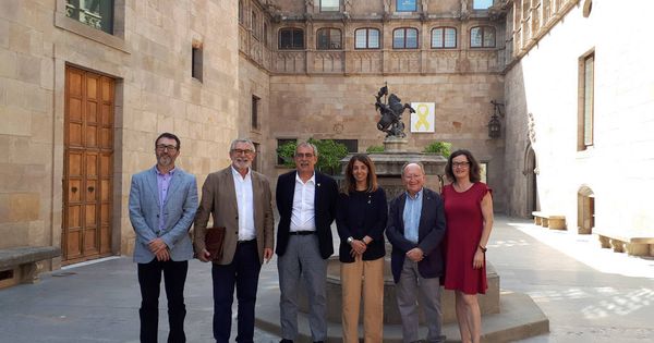 Foto: Los responsables de Acció Cultural, con la 'consellera' catalana de Presidència, Meritxell Budó. (ACPV) 