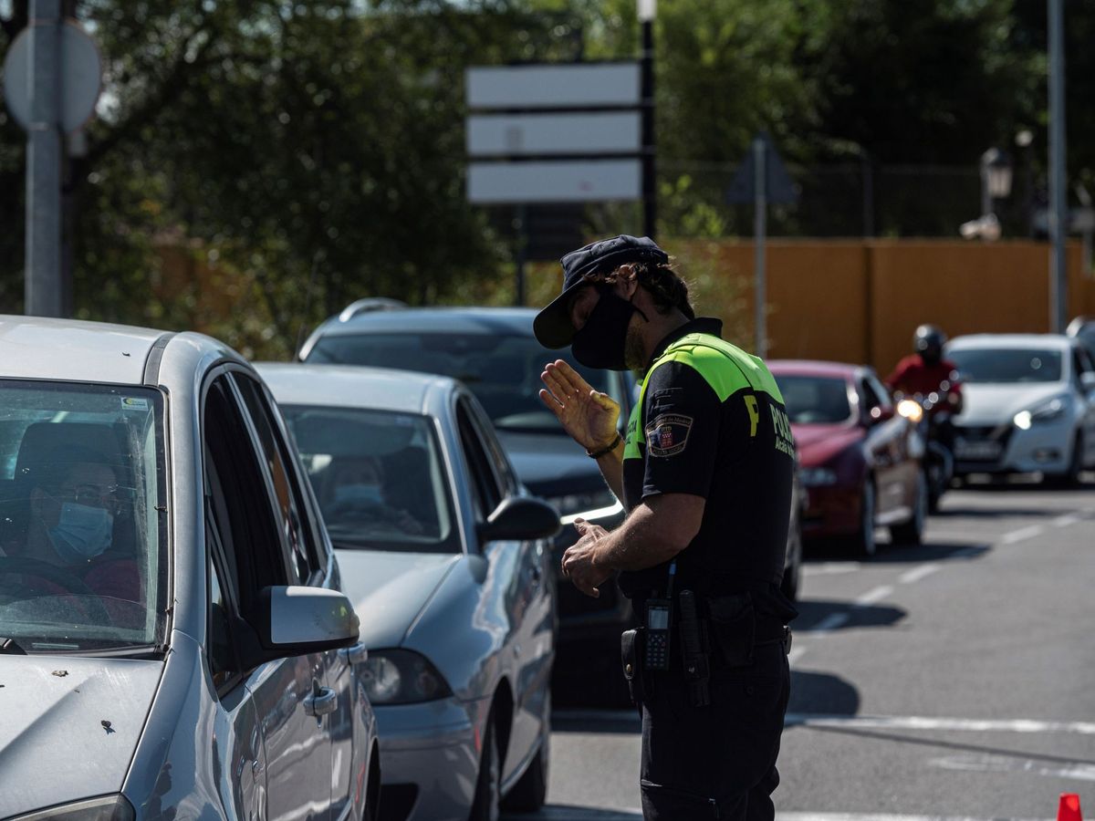 Foto: Un agente de policía realiza un control de movilidad en Alcalá de Henares ante las nuevas restricciones. (EFE)