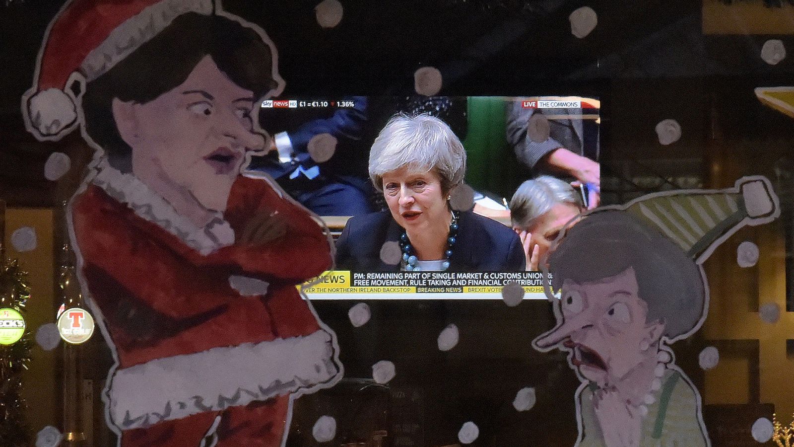 Foto: El discurso de la primera ministra, Theresa May, en la pantalla de televisión de un bar. (Reuters)