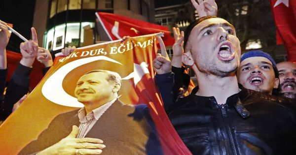 Foto: Manifestantes con imágenes de Erdogan ante el consulado turco en Róterdam, el 11 de marzo de 2017. (Reuters) 