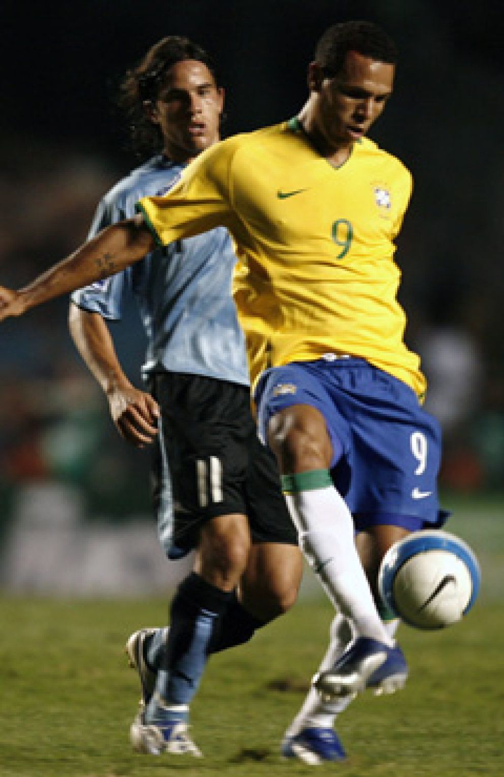 Foto: 2-1. Brasil pasa un susto con Uruguay y el sevillista Luis Fabiano salva el triunfo