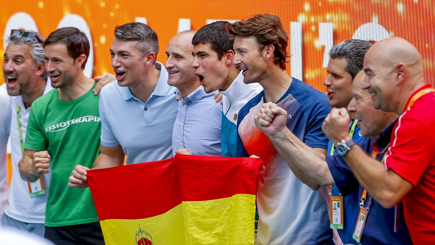 Carlos Alcaraz celebra un título junto a su equipo técnico, donde está entrenado por Juan Carlos Ferrero. (EFE/Erik S.Lesser)