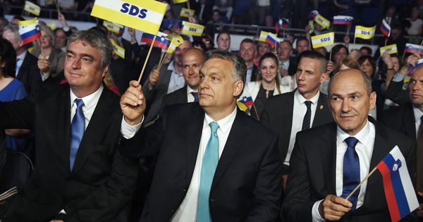 Foto: El primer ministro húngaro Víktor Orbán junto al líder del SDS Janez Janša y el europarlamentario Milan Zver, durante un mitin en Celje, Eslovenia, el 11 de mayo de 2018. (EFE)