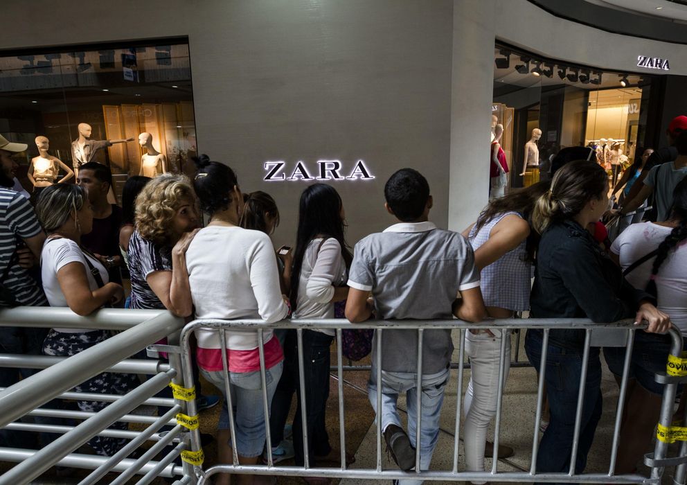 Foto: Horas de colas frente a tiendas defrente a las tiendas de Zara en Caracas. (EFE)