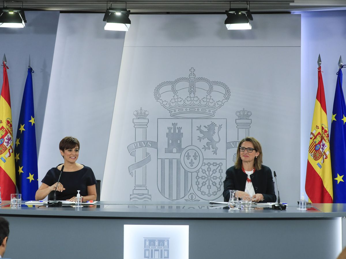 Foto: La ministra para la Transición Ecológica, Teresa Ribera (d), y la portavoz del Gobierno, Isabel Rodríguez. (EFE/Fernando Alvarado)