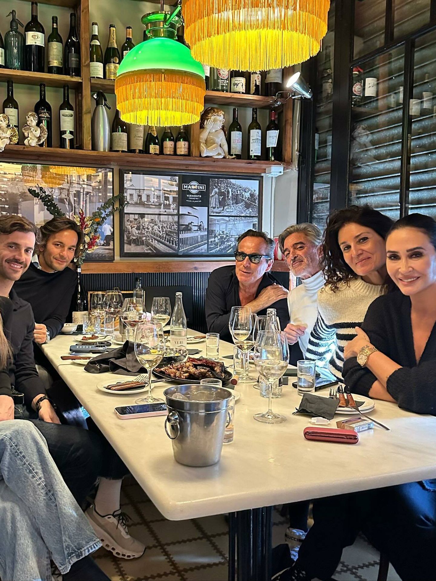 Vicky Martín Berrocal y Enrique Solís, en una imagen de archivo comiendo con amigos. (Instagram)