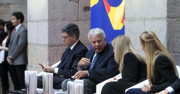 Foto: Felipe González junto a la presidenta de la Comunidad de Madrid, Cristina Cifuentes, y Lilian Tintori. (EFE)