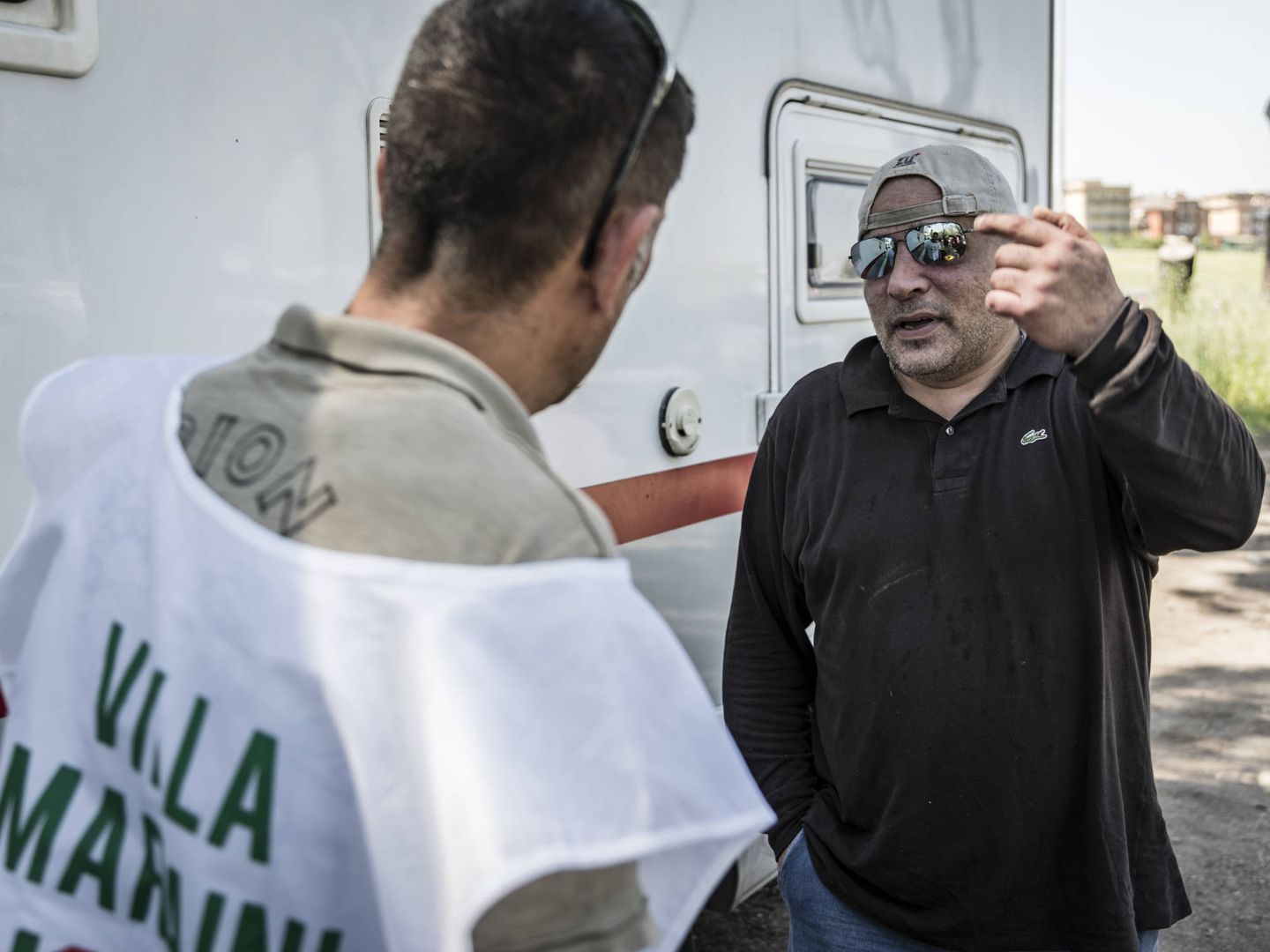 Un trabajador de la Fundación Villa Maraini trata de convencer a un heroinómano de que se trate su adicción (Croce Rossa Italiana/Emiliano Albensi)