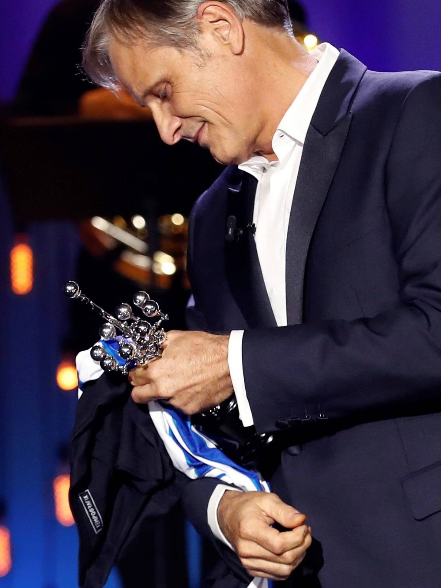  El actor, con su premio y su camiseta. (EFE)