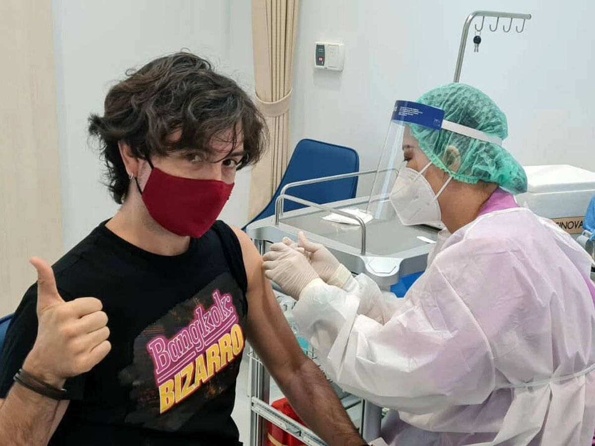 Foto: Momento en que recibo la vacunación en Tailandia. (L. G-J.)