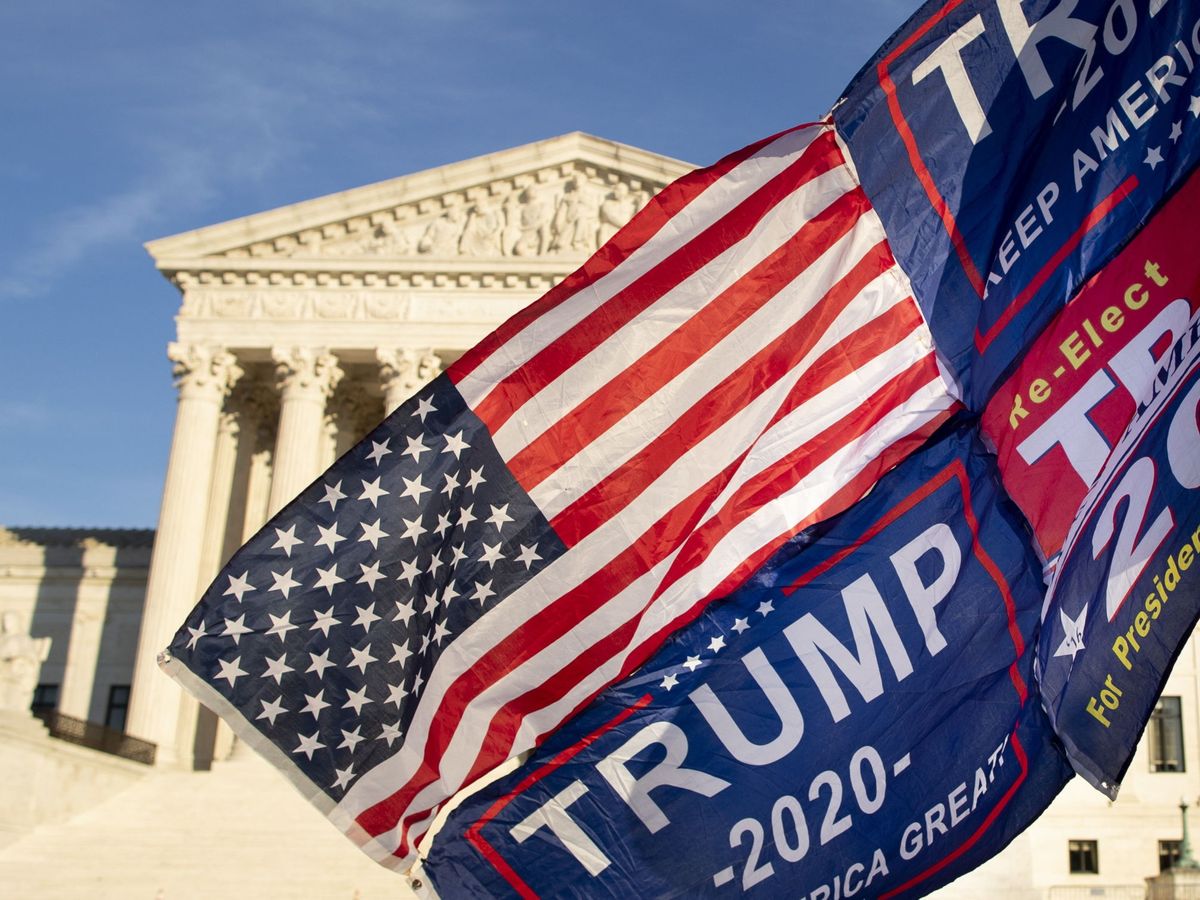 Foto: Un seguidor de Trump ondea una bandera frente al Tribunal Supremo, el pasado día 11. (EFE)