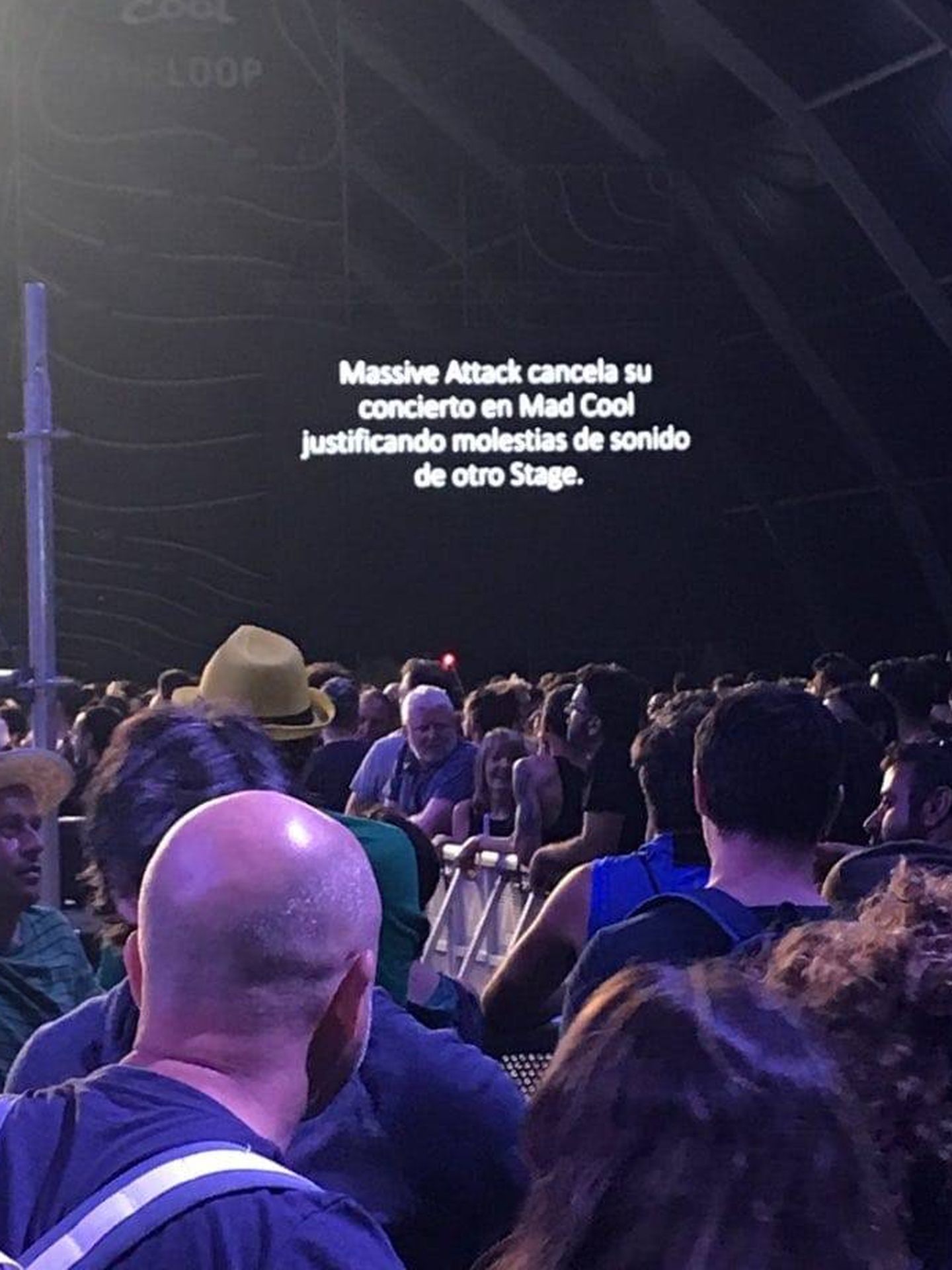 Cartel informativo de la suspensión del concierto de Massive Attack.
