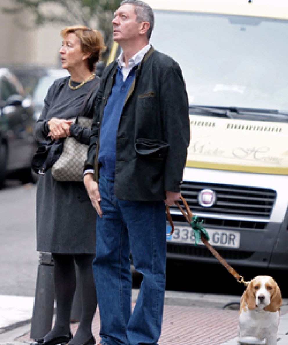Foto: Gallardón, su esposa y su escolta pasean al perro por Chueca