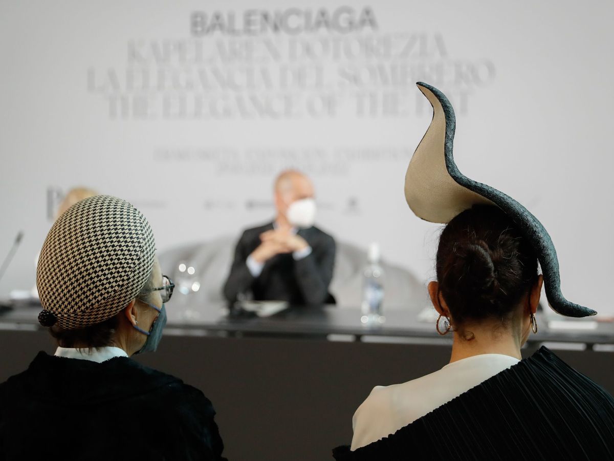 Foto: Exposición dedicada en exclusiva a los sombreros y tocados de Balenciaga. (EFE/Juan Herrero)