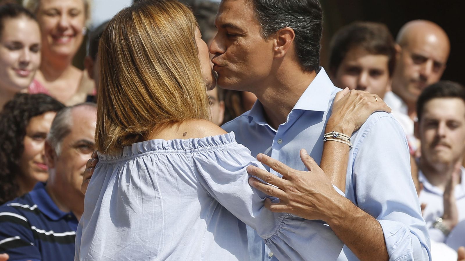 Foto: Pedro Sánchez besa a Idoia Mendia, líder del PSE y candidata en las elecciones vascas del 25-S, este 4 de septiembre en San Sebastián. (EFE)
