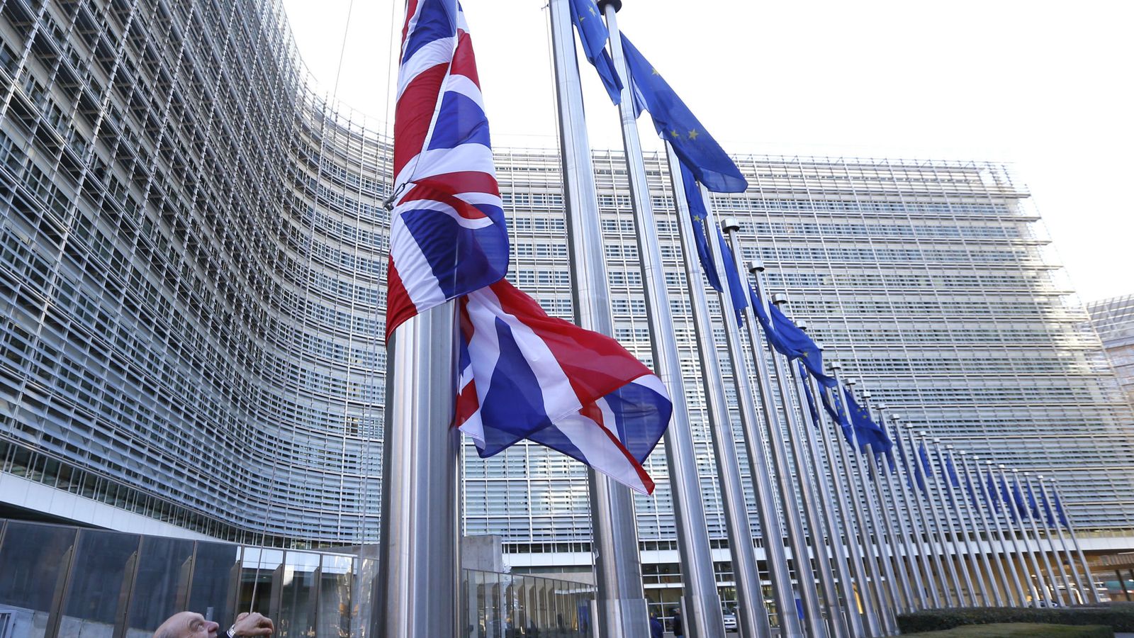 Foto: Banderas británicas y de la UE, ante la sede de la Comisión en Bruselas. (Reuters)