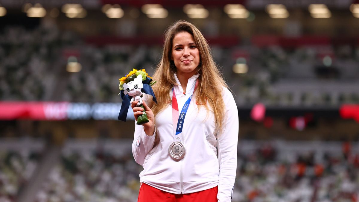 Esta atleta polaca subasta su medalla de plata en Tokio para salvar la vida de un niño