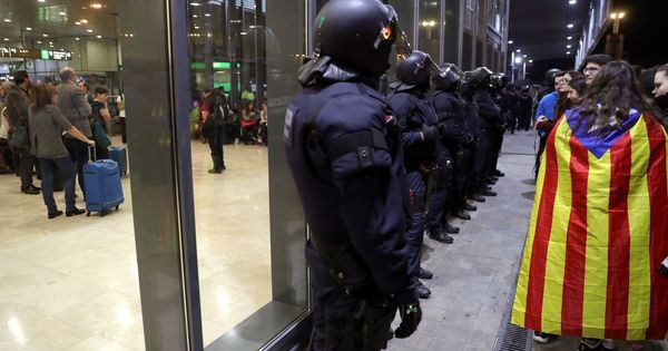 Foto: Agentes antidisturbios, el pasado noviembre en la estación de Sants de Barcelona. (EFE)
