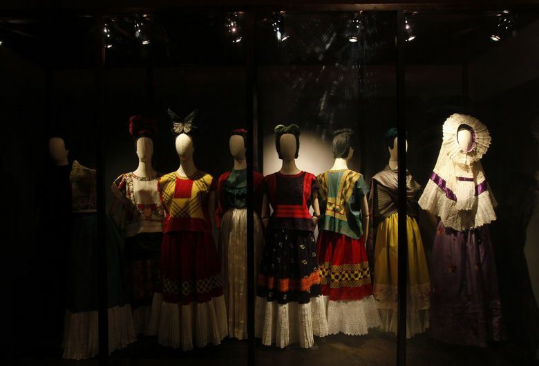 Vestidos de Kahlo, en la exposición de su casa museo. (REUTERS)