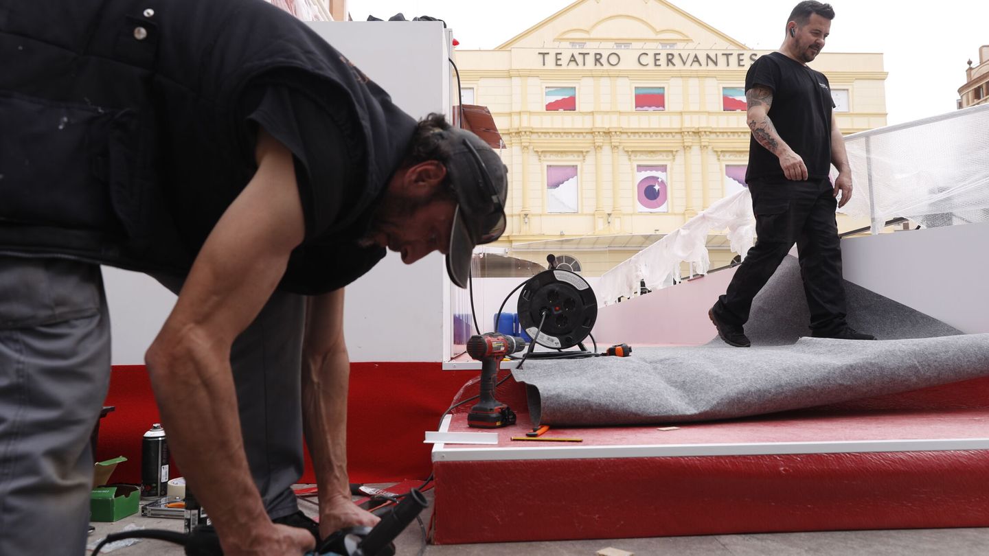 Operarios ultiman preparativos para colocar la alfombra roja delante del Teatro Cervantes de Málaga. (Efe/Jorge Zapata) 