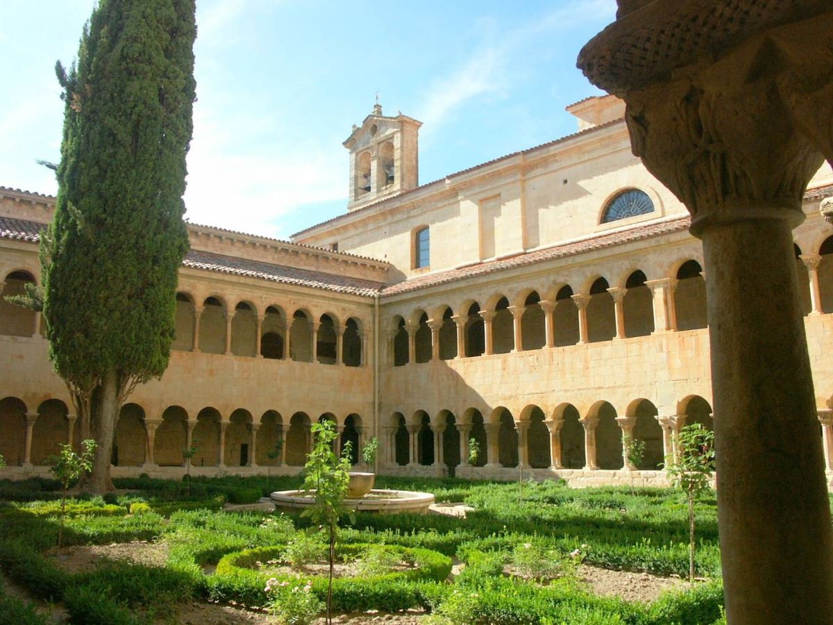 Foto: Claustro del monasterio de Santo Domingo de Silos. (Juergen Kappenberg / Wikimedia Commons)