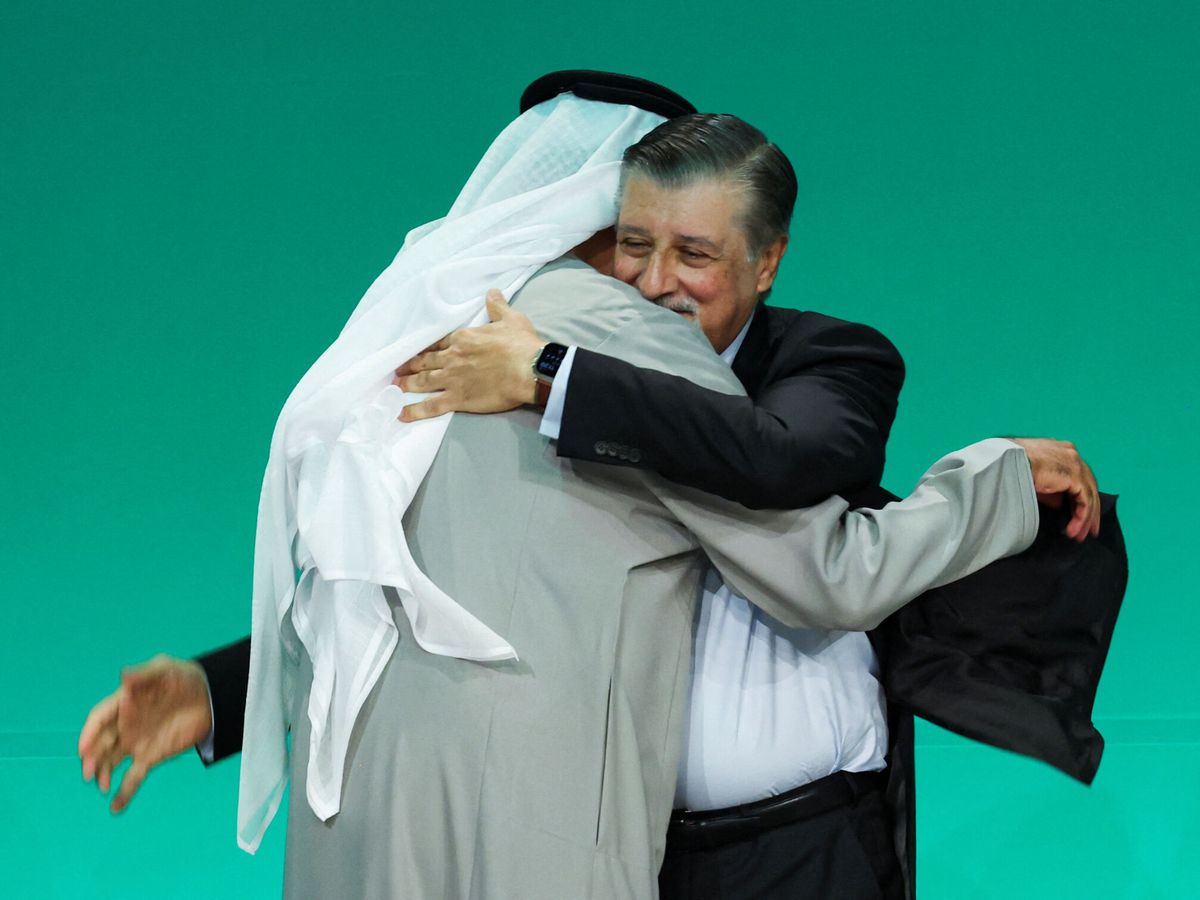 Foto: El presidente de la COP28 abraza al delegado de la ONU. (Reuters/Amr Alfiky)