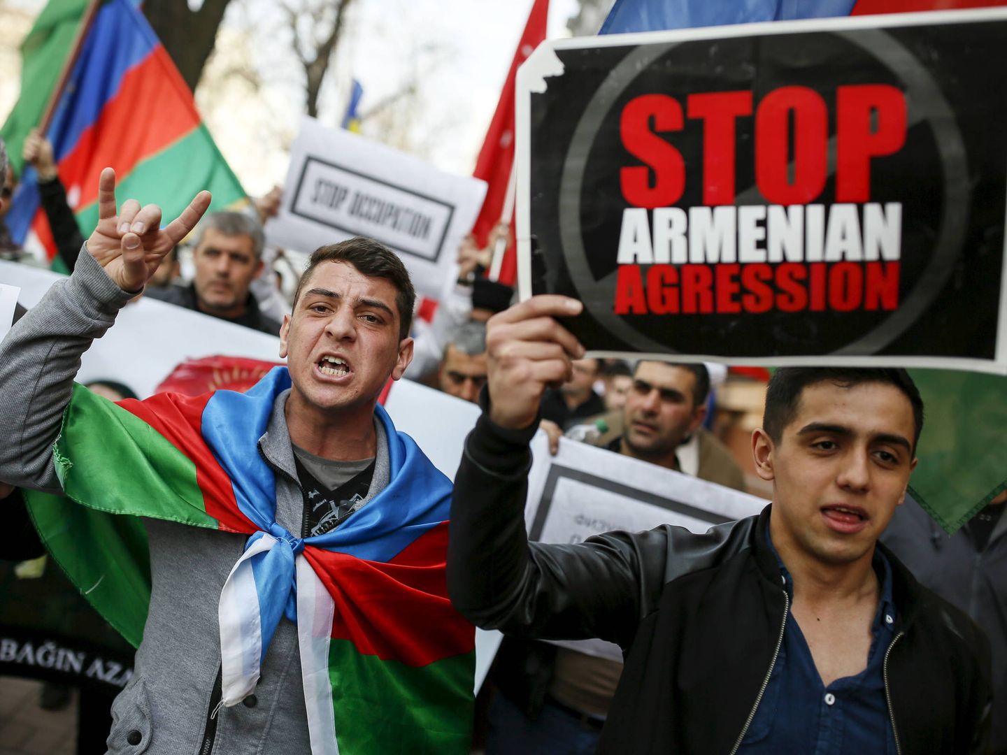 People take part in a rally in support of Azerbaijan over the conflict in the breakaway Nagorno-Karabakh region, outside the Armenian embassy in Kiev, Ukraine, April 8, 2016.  REUTERS/Gleb Garanich - GF10000375767
