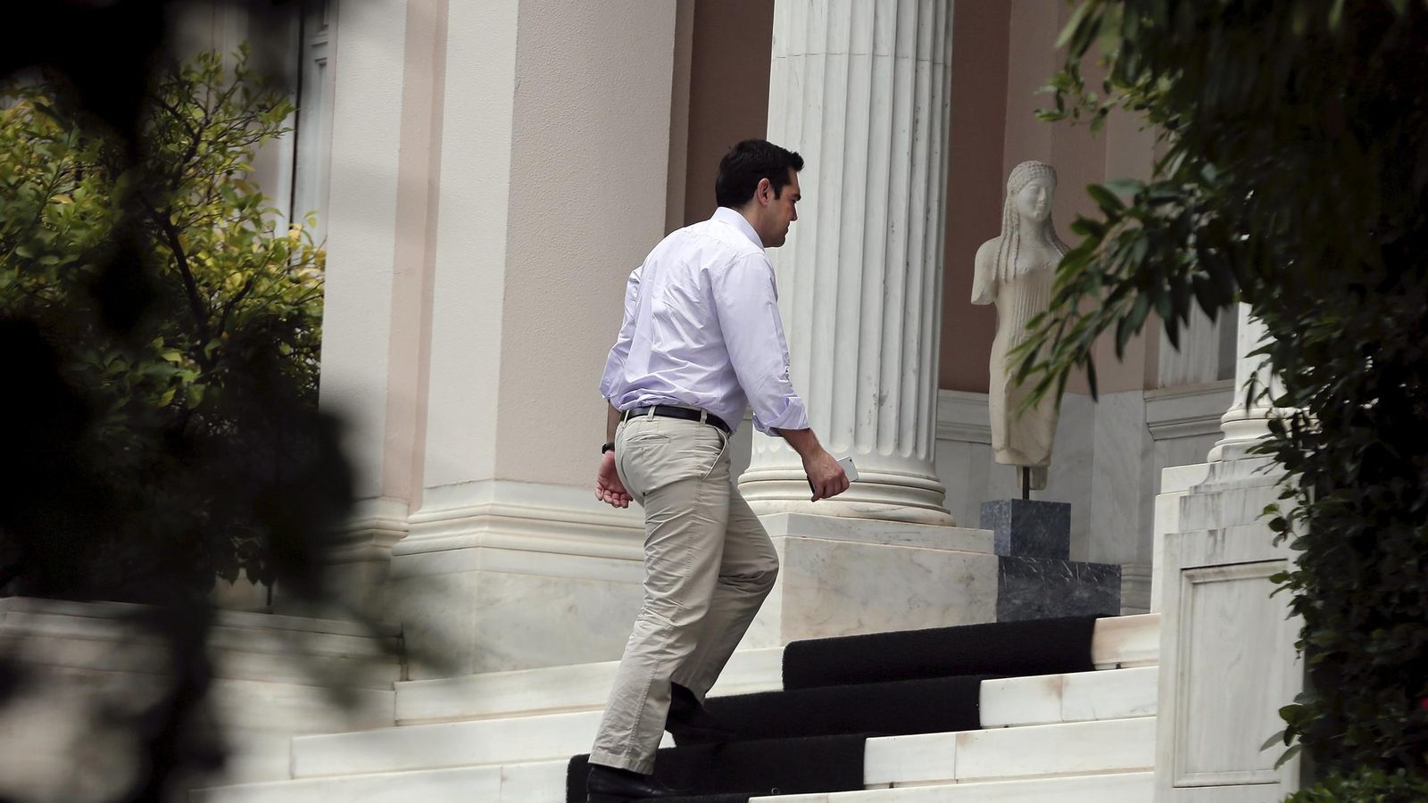 Foto: El primer ministro griego, Alexis Tsipras, llega a su oficina (Reuters)