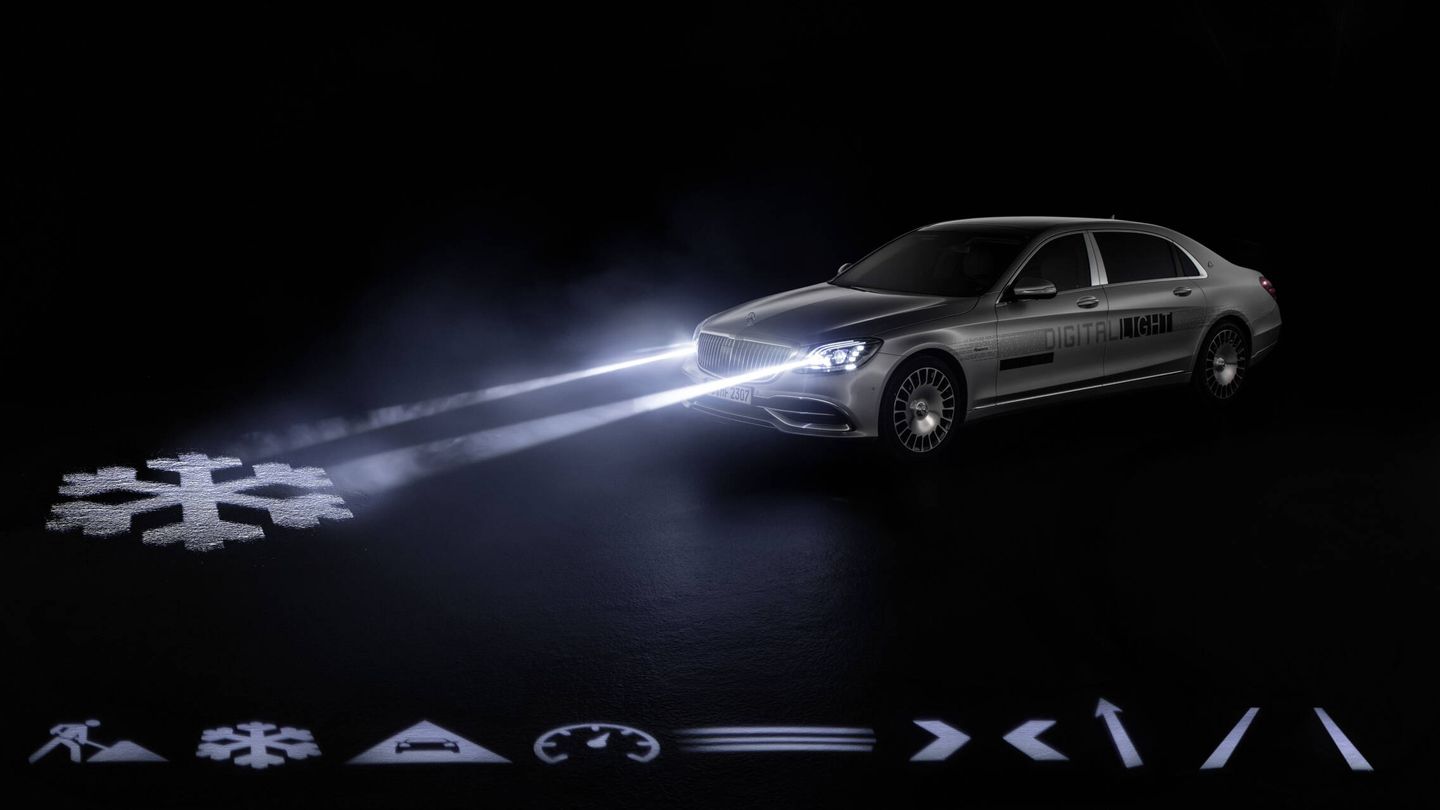 En 2018, Mercedes-Benz presentó su sistema Digital Light, que debutó en sus Maybach Clase S.