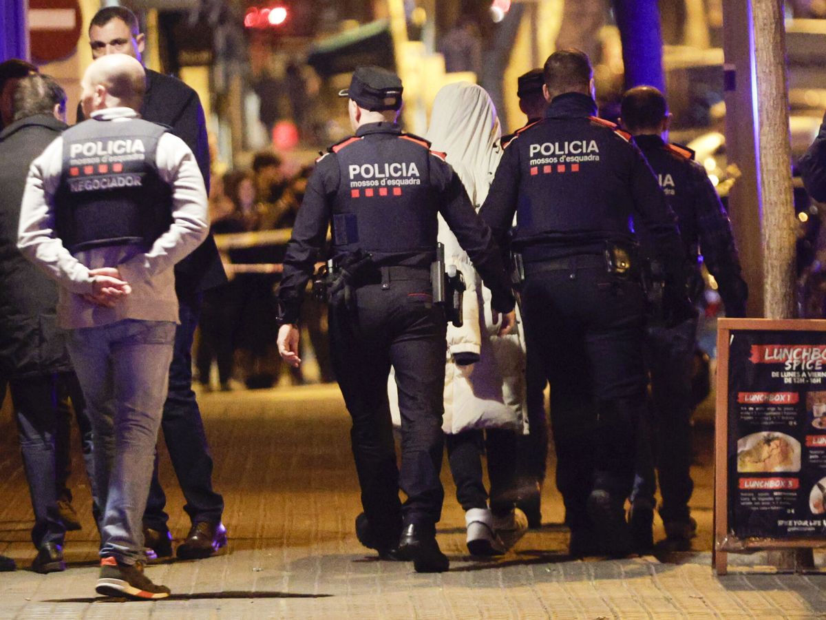Foto: Varios mossos, en una imagen de archivo de una operación en Barcelona. (EFE/Quique García)