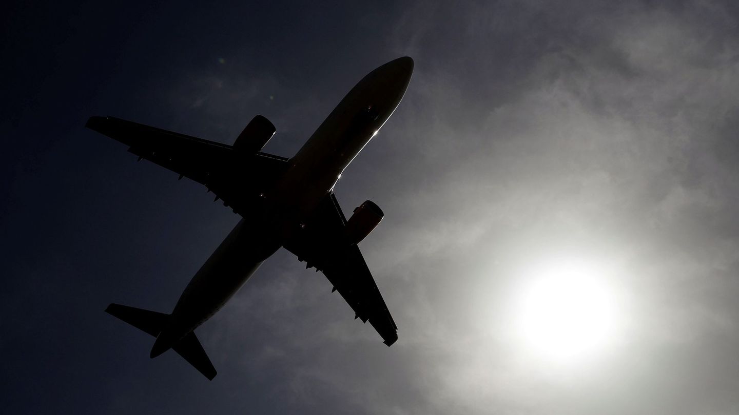Un avión de Vueling se dispone a aterrizar en el Aeropuerto de Barcelona-El Prat. (EFE)