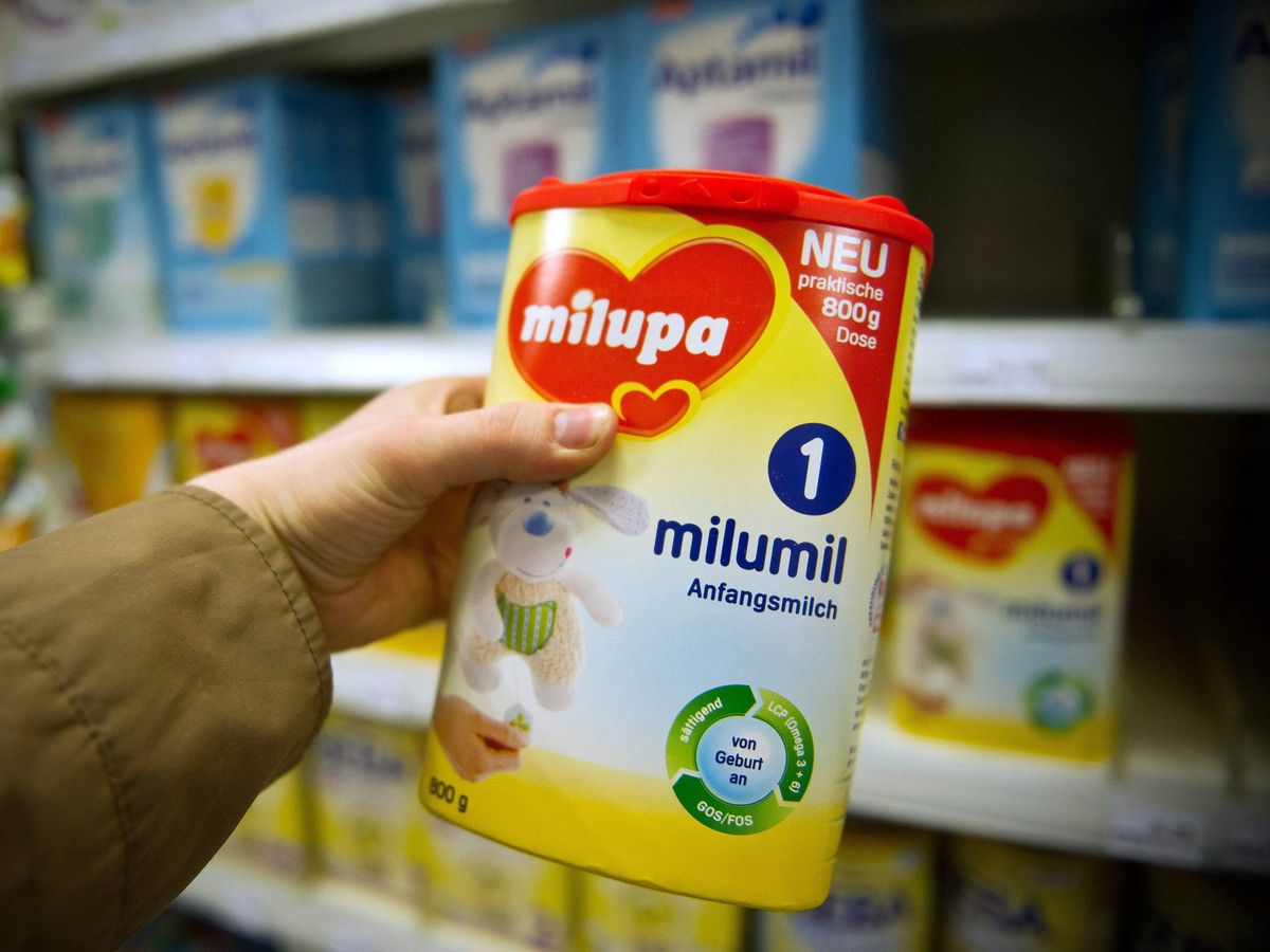 Foto: Un bote de Milumil, una fórmula de leche en polvo para bebé hecho en Alemania por la compañía Milupa. (EFE/Jan-Philipp Strobel)