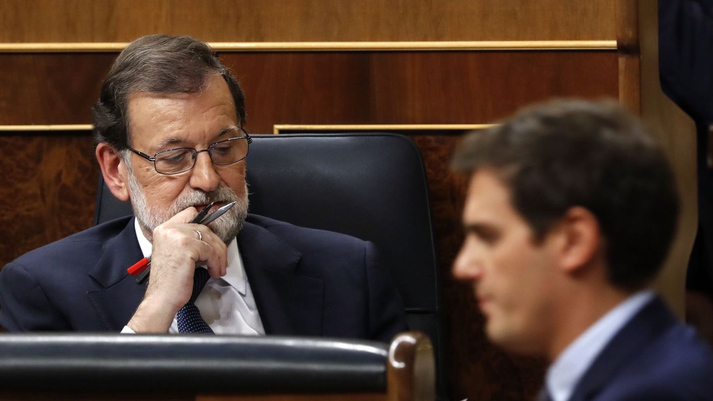 Mariano Rajoy y Albert Rivera durante un pleno del Congreso. (EFE) 
