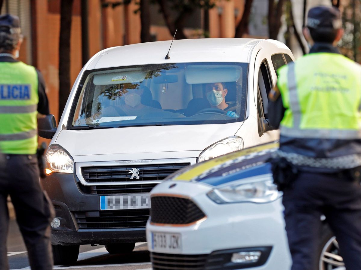 Foto: Controles policia local en Valencia. (Efe)